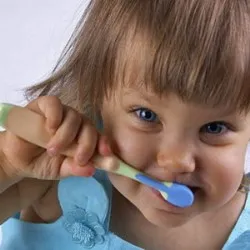 Copil mănâncă pasta de dinti