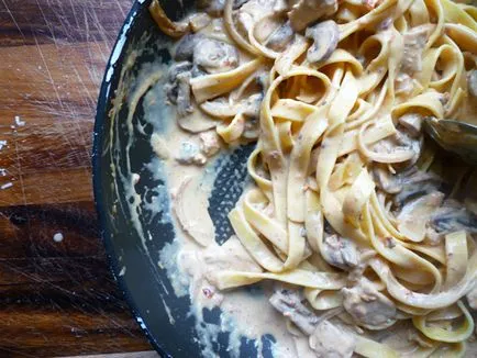 Kiadós étkezés a lusta tagliatelle tészta csirkével és gombával