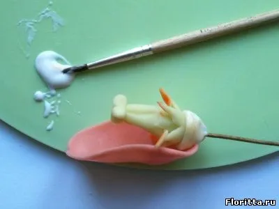 Tulipánok a hideg porcelán