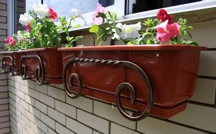 Изборът балконски сандъчета за цветя