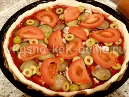 Delicious, cum ar fi acasă! Pizza cu cârnați și carne de pui