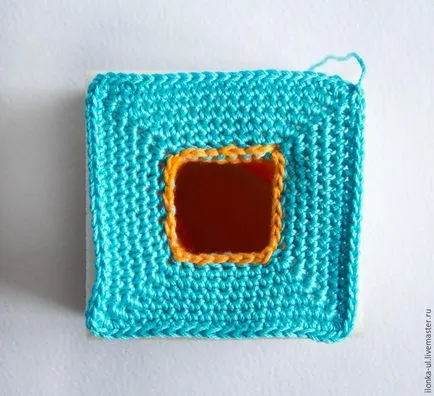 Knit în curs de dezvoltare un cub cu o portiță de scăpare pentru mingi, gărgăriță și oglindă de flori - Târg