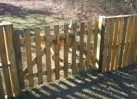 A kerítés a tálcák
