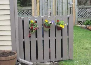 A kerítés a tálcák