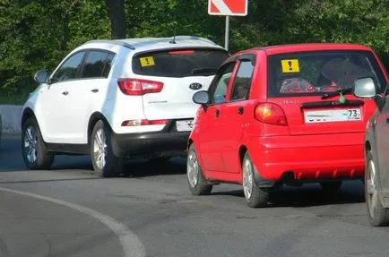 Este nevoie de semn al conducătorului auto novice sau nu în 2017 - este nevoie, tineri, lipici, exclamație