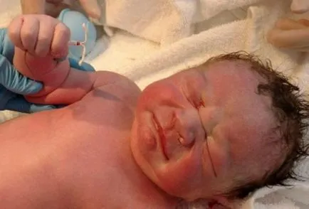 Acest copil a fost născut cu un obiect mai neașteptat în mâna lui! Ce este despre articolul pe pandaland