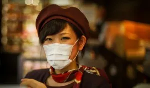 По-младите японски носят хирургически маски за скриване на лицето - новини от Япония