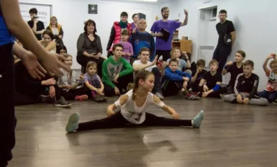 Breakdance pentru copii din Belgorod! Un set de baieti la dans!