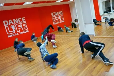 Breakdance pentru copii din Belgorod! Un set de baieti la dans!