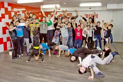 Breakdance pentru copii din Belgorod! Un set de baieti la dans!