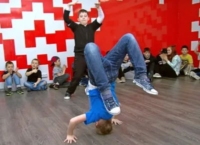 Breakdance pentru copii din Belgorod! Un set de baieti la dans!