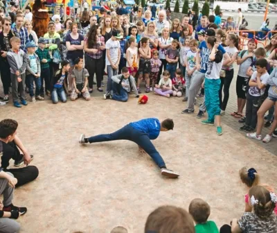 Breakdance pentru copii din Belgorod! Un set de baieti la dans!