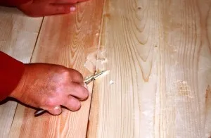 A javított repedések a fa padló tömítő és gitt tömítésére repedések a padló fából készült ház