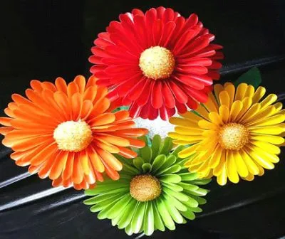 Dekoratív virágok készült műanyag csövek, kézműves kezüket a kertben, autók és kert
