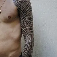 Fotografii și schițe de tatuaj pe brațul lui de sex masculin