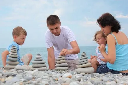 Se joaca cu copiii în timp ce vă relaxați pe mare, armonia vieții