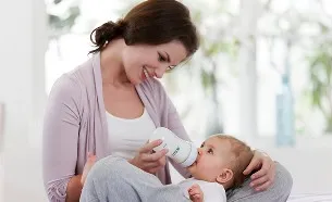 Как да ври бебе бутилки за хранене и манекени