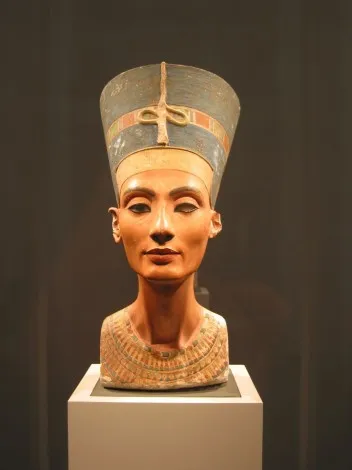 Как да се направи молив Нефертити етапи