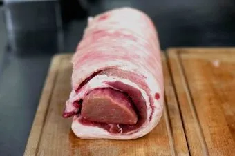 Cum să se pregătească rulouri de carne de porc peritoneului în piei de ceapa, sau orice alte mijloace multivarka