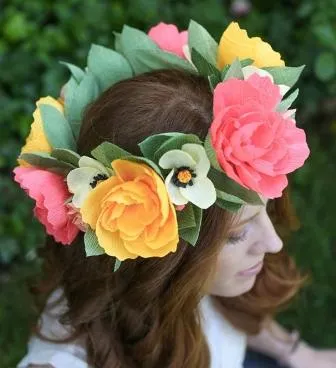 Cum sa faci o coroană de flori cu culorile de hârtie creponată pe cap