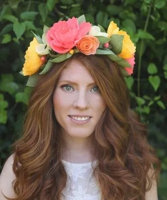 Cum sa faci o coroană de flori cu culorile de hârtie creponată pe cap