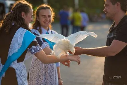 Mivel diplomások ünnepelte az utolsó csengő közepén a Dnyeper meg magad a képeken, az informátor