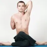 Gomukhasana (крава поза) извършване на уреди, снимка, обезщетения