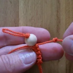 Kulcstartó baba saját kezével - csapkod fonalból gyerekeknek