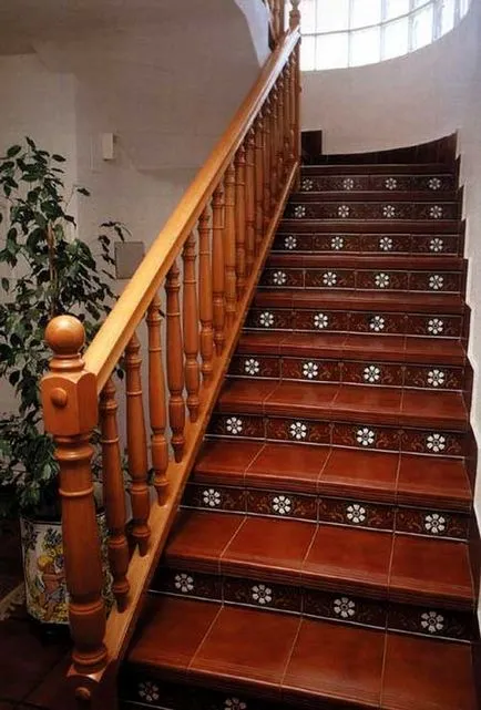 Стълбище към втория етаж довършителните в частна къща