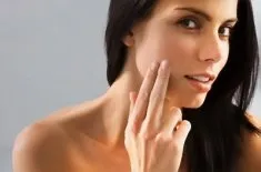 Principalele cauze ale acneei este pe gât și obraji