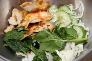 Salata originală de varză chinezească cu pui afumat