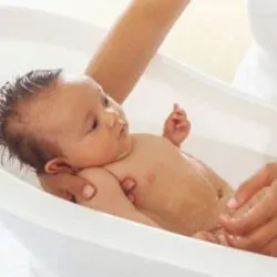 Az első fürdés baba