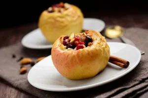 Печени ябълки в микровълнова прости, но вкусни рецепти за ябълки с боровинки,