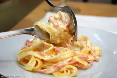 Tészta sonkával, tejszínes carbonara szósszal