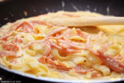 Tészta sonkával, tejszínes carbonara szósszal