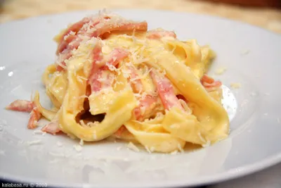 Tészta sonkával, tejszínes carbonara szósszal