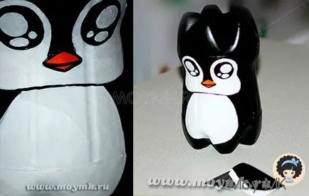 Penguin dintr-o sticla de plastic cu mâinile