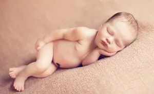 Защо бебетата плачат в съня си
