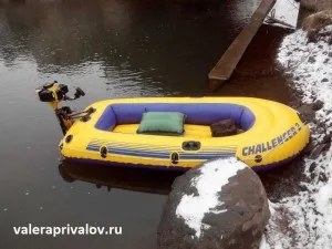 Извънбордов двигател и напречна греда с ръцете си на лодка претендент-2