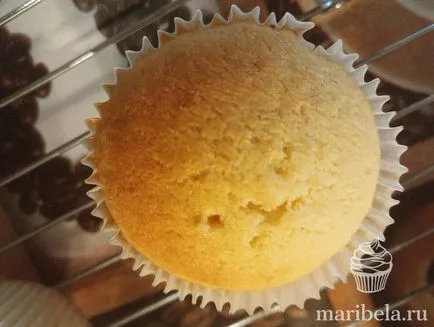 Egy egyszerű recept a finom vanília cupcakes otthon lépésről lépésre képekkel