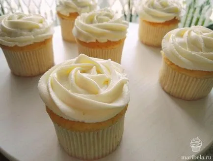 Egy egyszerű recept a finom vanília cupcakes otthon lépésről lépésre képekkel