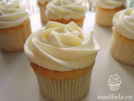 Egy egyszerű recept a finom vanília cupcakes otthon lépésről lépésre képekkel