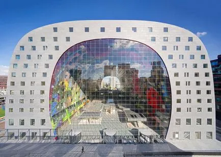 Pictura de pe tavanul markthal acoperit de proiecte de piață în Țările de Jos