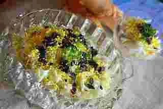 Мимоза салата с прясна краставица