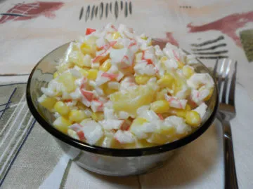 Salata cu ananas și bastoane crab conserve