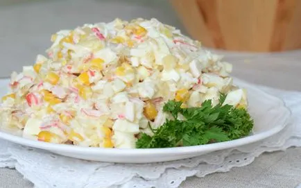 Salata cu ananas și bastoane crab conserve