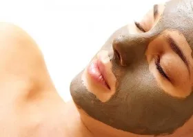 Използването на бял козметична глина за лицето