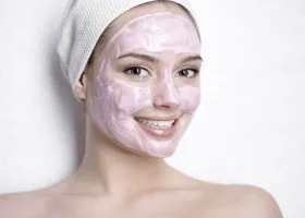 Използването на бял козметична глина за лицето
