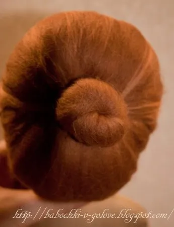 Gyapjú tűk frizura egy baba