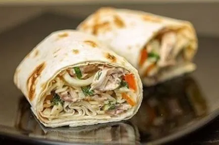 Shawarma csirkével és koreai sárgarépa